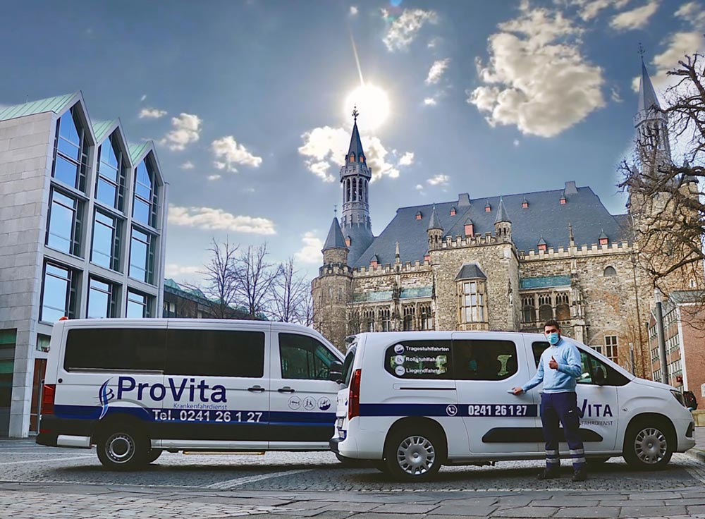 ProVita Krankenfahrdienst Fahrer mit Autos am Katschof vor Aachener Dom und Rathaus